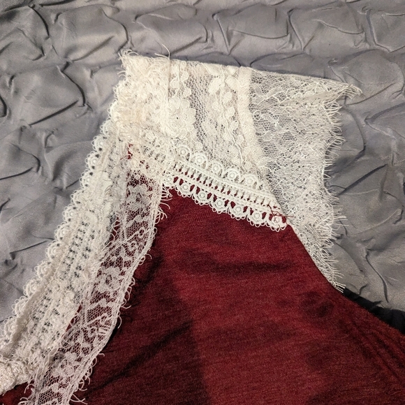 Burgundy and white lace yoke raglan top - XL - Picture 6 of 7